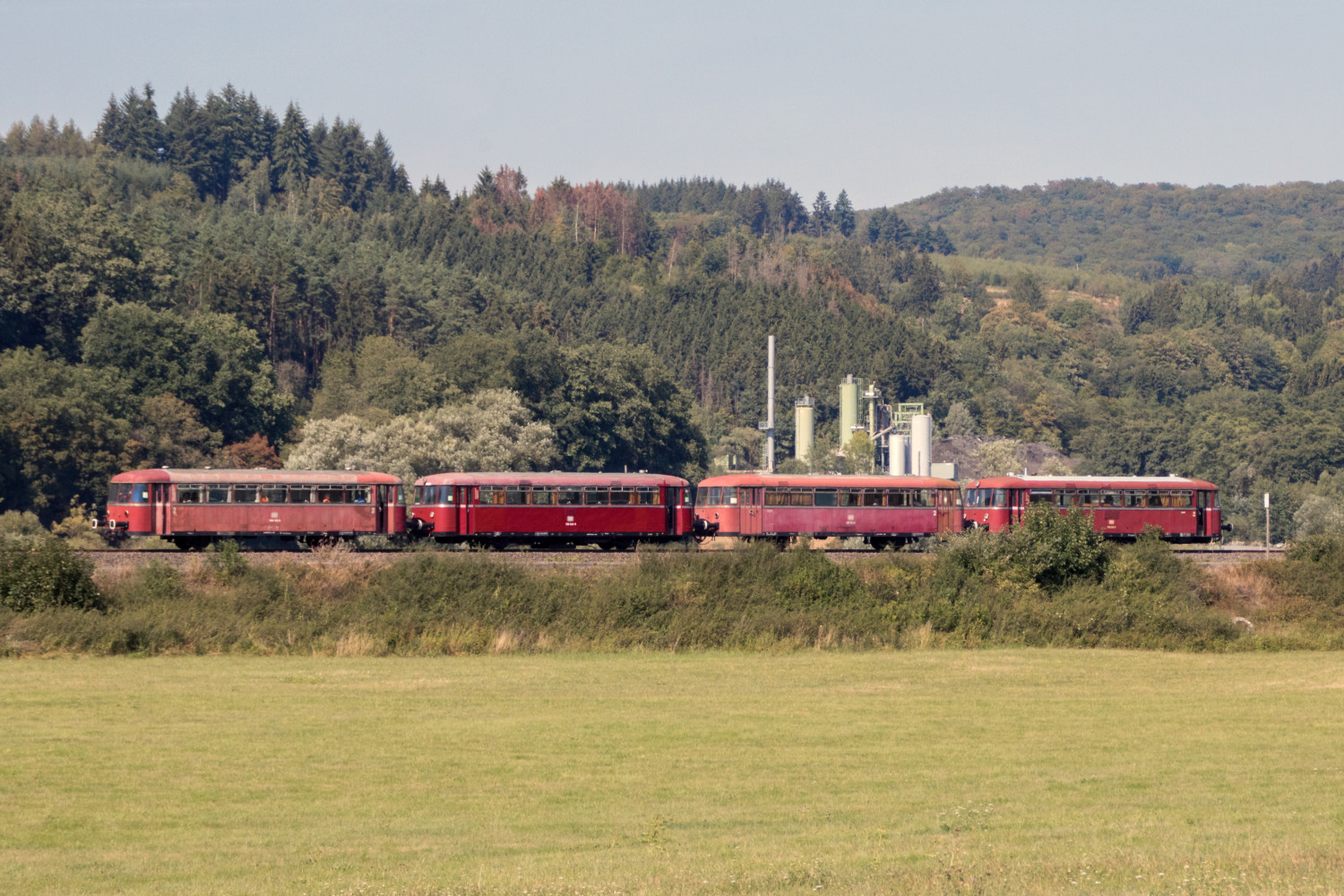798 829, 998 184, 798 589 und 996 310 am Steinbruch bei Stockhausen auf der Lahntalbahn, aufgenommen am 18.08.2018.