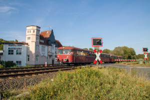 798 829, 996 310, 798 589 und 998 184 an der Mineralwasserquelle bei Biskirchen, aufgenommen am 18.08.2018 auf der Lahntalbahn.