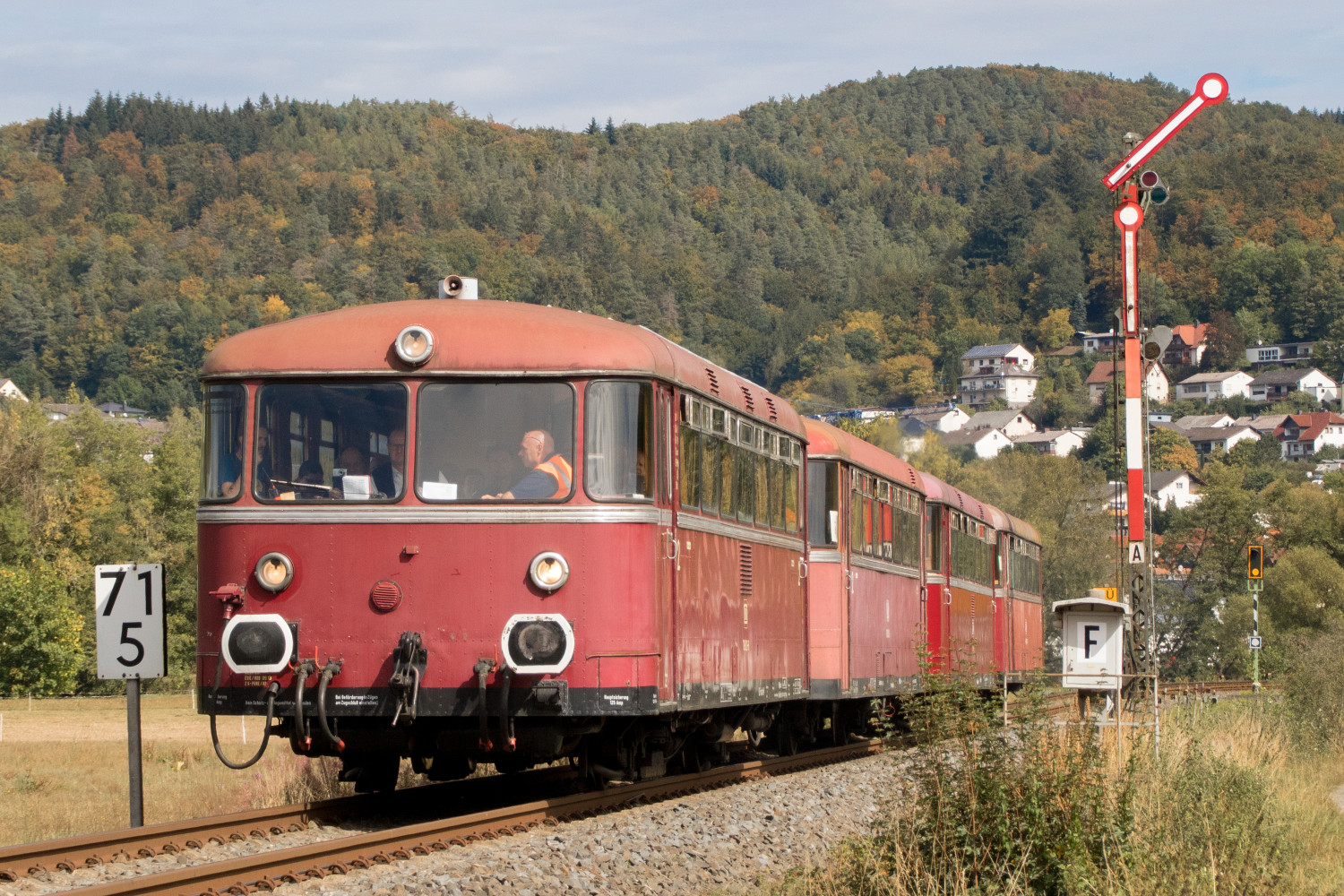 798 829, 998 184, 798 589 und 996 310 verlassen den durchgeschalteten Bahnhof Buchenau auf der oberen Lahntalbahn, aufgenommen am 09.09.2018.