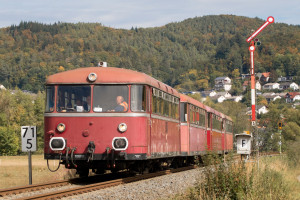 798 829, 998 184, 798 589 und 996 310 verlassen den durchgeschalteten Bahnhof Buchenau auf der oberen Lahntalbahn, aufgenommen am 09.09.2018.