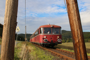798 829, 996 310, 798 589 und 998 184 schaut zwischen den Masten bei Eckelshausen auf der oberen Lahntalbahn hervor, aufgenommen am 09.09.2018.