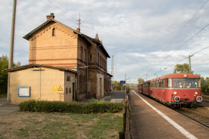 798 829, 996 310, 798 589 und 998 184 halten im Bahnhof Niederwalgern auf der Main-Weser-Bahn, aufgenommen am 09.09.2018.