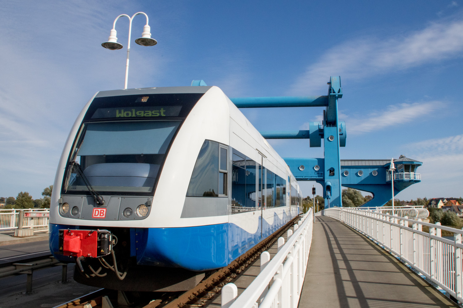 Ein GTW der Usedomer-Bäderbahn ist auf der Hubbrücke bei Wolgast, aufgenommen am 29.09.2018.