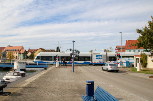 Ein GTW der Usedomer-Bäderbahn überquert einen Bahnübergang nahe des Hafens von Wolgast, aufgenommen am 29.09.2018.