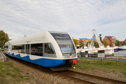 Ein GTW der Usedomer-Bäderbahn am Hafen von Wolgast, aufgenommen am 29.09.2018.
