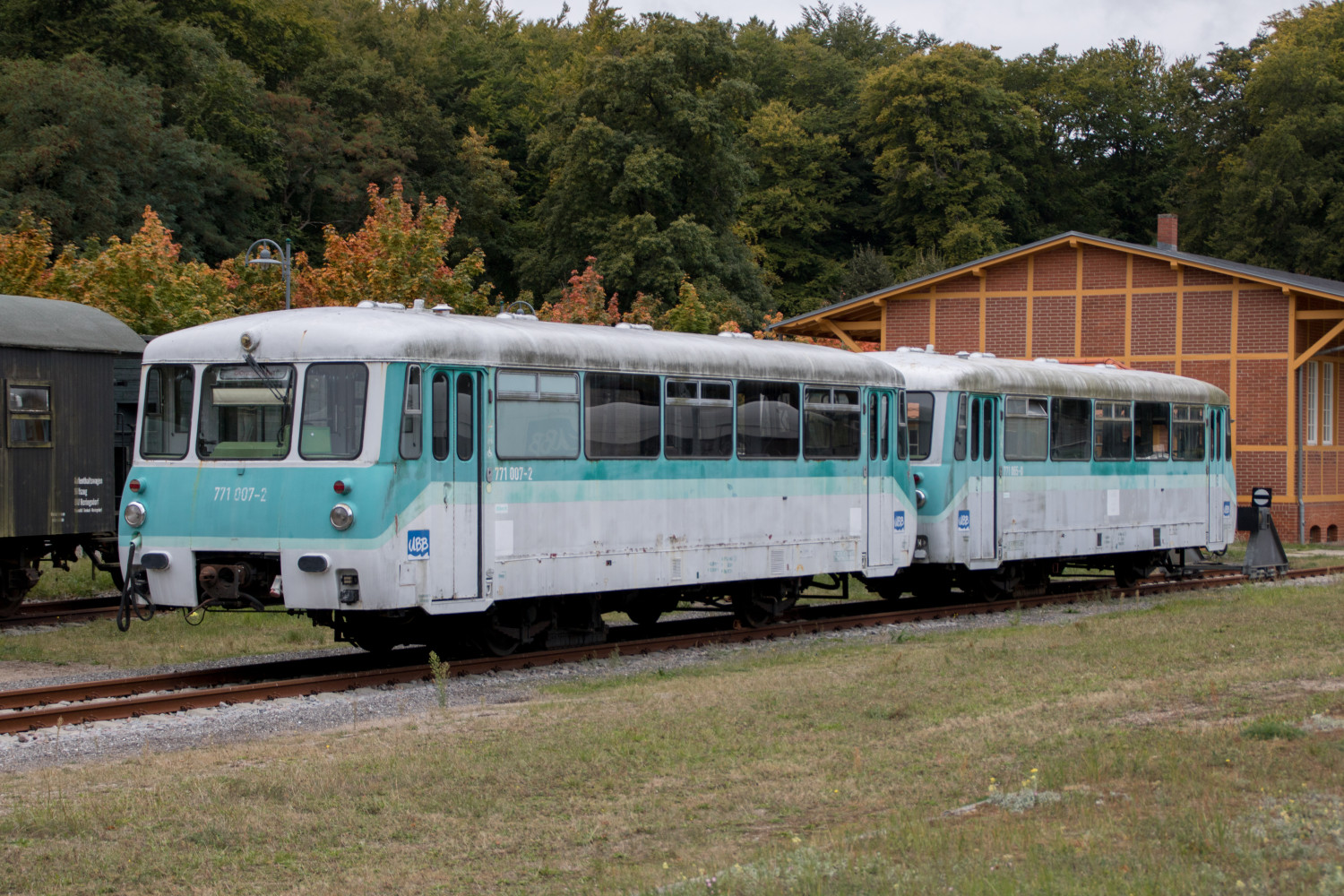 772 007 und 772 065 stehen im Bahnhof Seebad Heringsdorf, aufgenommen am 01.10.2018.