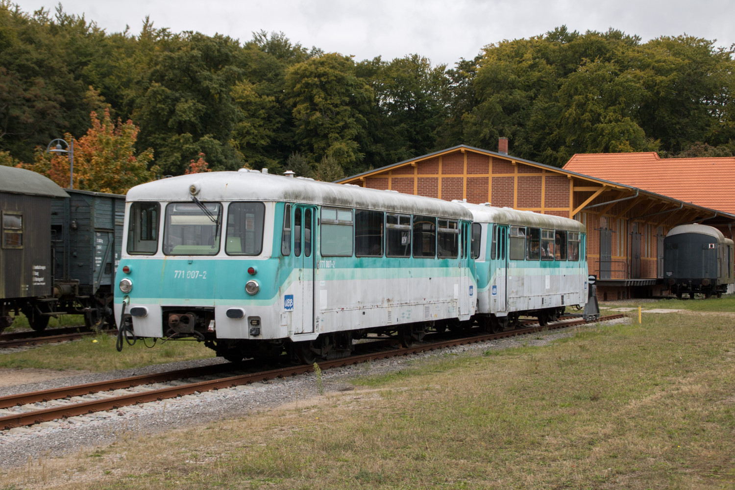 Vor dem ehemaligen Lokschuppen im Bahnhof Seebad Heringsdorf stehen 772 007 und 772 065, aufgenommen am 01.10.2018.