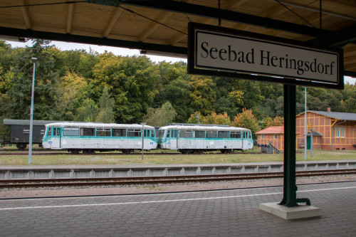 Im Bahnhof Seebad Heringsdorf stehen 772 007 und 772 065 abgestellt, aufgenommen am 01.10.2018.