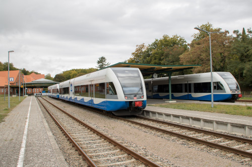 Zugkreuzung zwischen jeweils zwei Einheiten 646 der Usedomer Bäderbahn im Bahnhof Seebad Heringsdorf, aufgenommen am 01.10.2018.