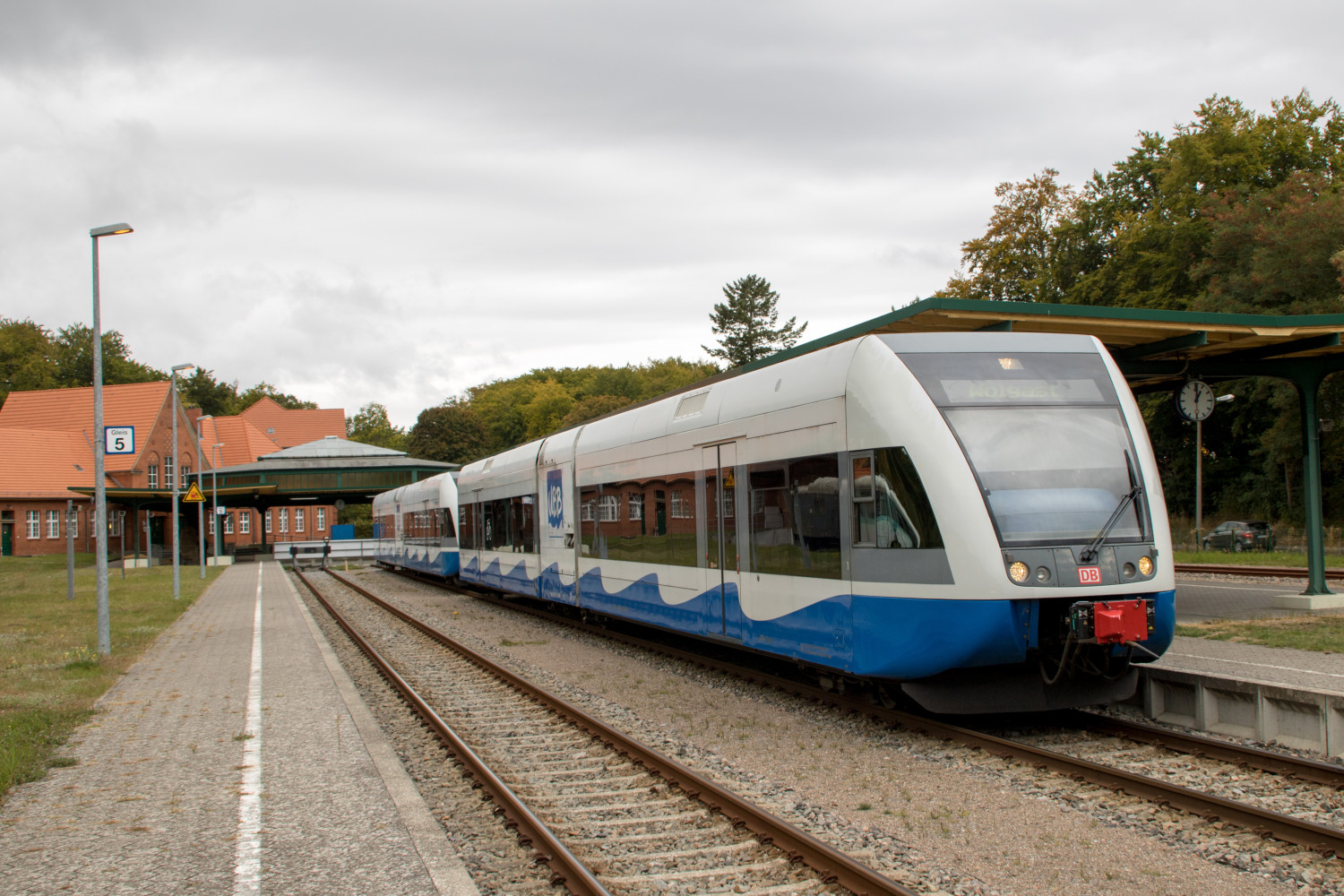 Im Bahnhof Seebad Heringsdorf wartet eine Doppeleinheit 646 der Usedomer Bäderbahn auf die Abfahrt in Richtung Wolgast, aufgenommen am 01.10.2018.