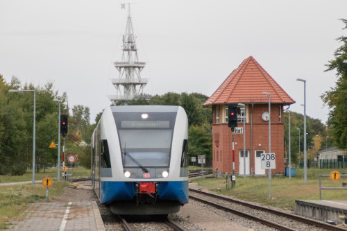 Ein GTW der Usedomer Bäderbahn fährt in den Bahnhof Seebad Heringsdorf ein, aufgenommen am 01.10.2018.