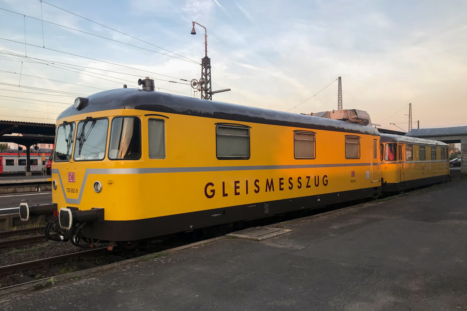726 002 und 725 002 sonnen sich in der Morgensonne im Bahnhof Hanau Hbf, aufgenommen am 07.10.2018.