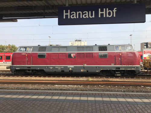 Im Bahnhof Hanau Hbf steht 221 124, aufgenommen am 07.10.2018.