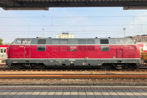 221 124 steht im Bahnhof Hanau Hbf, aufgenommen am 07.10.2018.