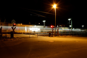 Am Abend des 12.03.2015 fährt ein LINT der HLB nach Fulda im Bahnhof Dutenhofen auf der Dillstrecke an.