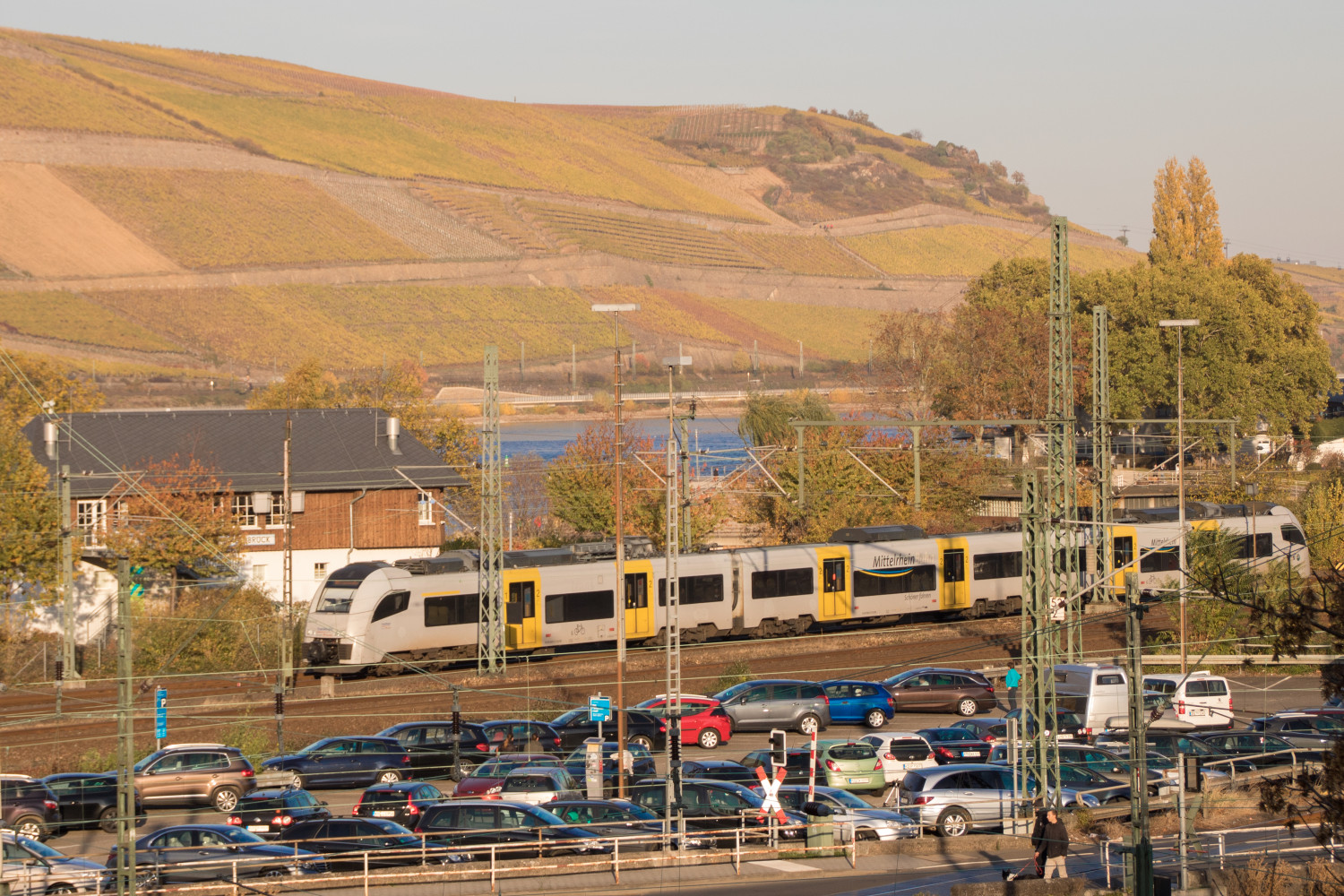 Ein 460 der Trans-Regio vor dem ehemaligen Stellwerk in Bingen auf der linken Rheinstrecke, aufgenommen am 03.11.2018.
