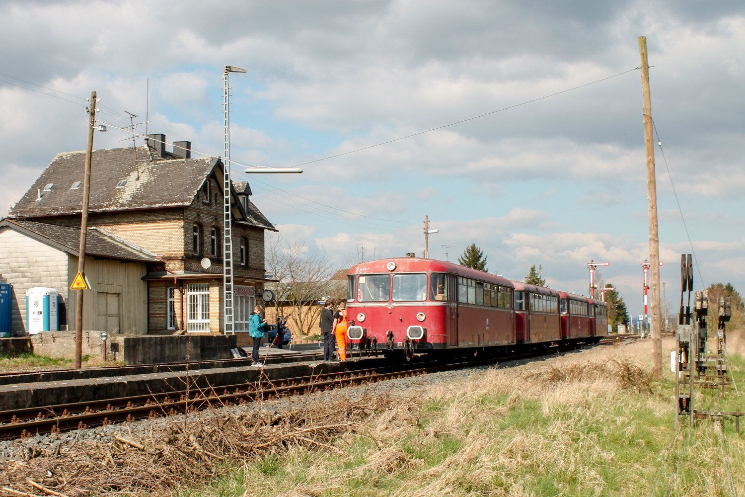 996 677, 798 589, 996 310 und 798 829 halten im Bahnhof Beienheim auf der Horlofftalbahn, aufgenommen am 06.04.2015.
