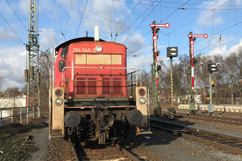 294 646 steht im Bahnhof Stadtallendorf, aufgenommen am 04.12.2018.