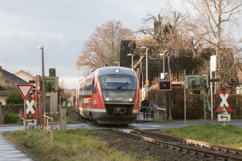 642 067 verlässt den Haltepunkt Lindheim auf der Niddertalbahn, aufgenommen am 08.12.2018.
