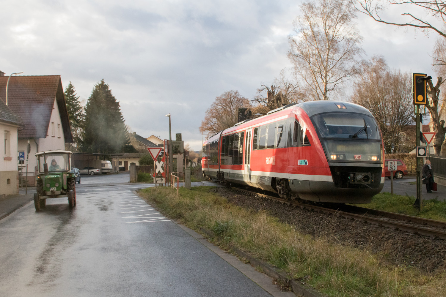 642 067 begegnet einem Traktor in Lindheim auf der Niddertalbahn, aufgenommen am 08.12.2018.