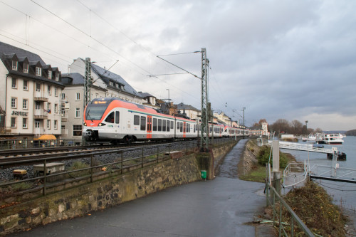 Zwei FLIRT der VIAS durchqueren die Ortskulisse von Rüdesheim auf der rechten Rheinstrecke, aufgenommen am 09.12.2019.