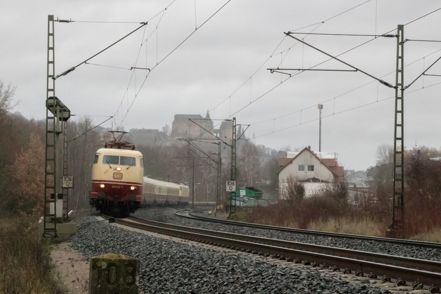 103 113 zieht ihren TEE-Sonderzug unterhalb des Marburger Landgrafenschlosses, aufgenommen am 09.12.2018.
