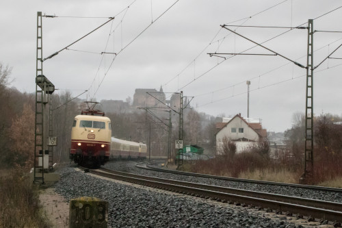 103 113 zieht ihren TEE-Sonderzug unterhalb des Marburger Landgrafenschlosses, aufgenommen am 09.12.2018.