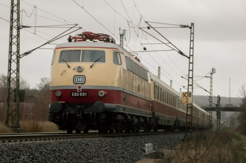 E03 001 bei Marburg-Süd auf der Main-Weser-Bahn, aufgenommen am 09.12.2018.