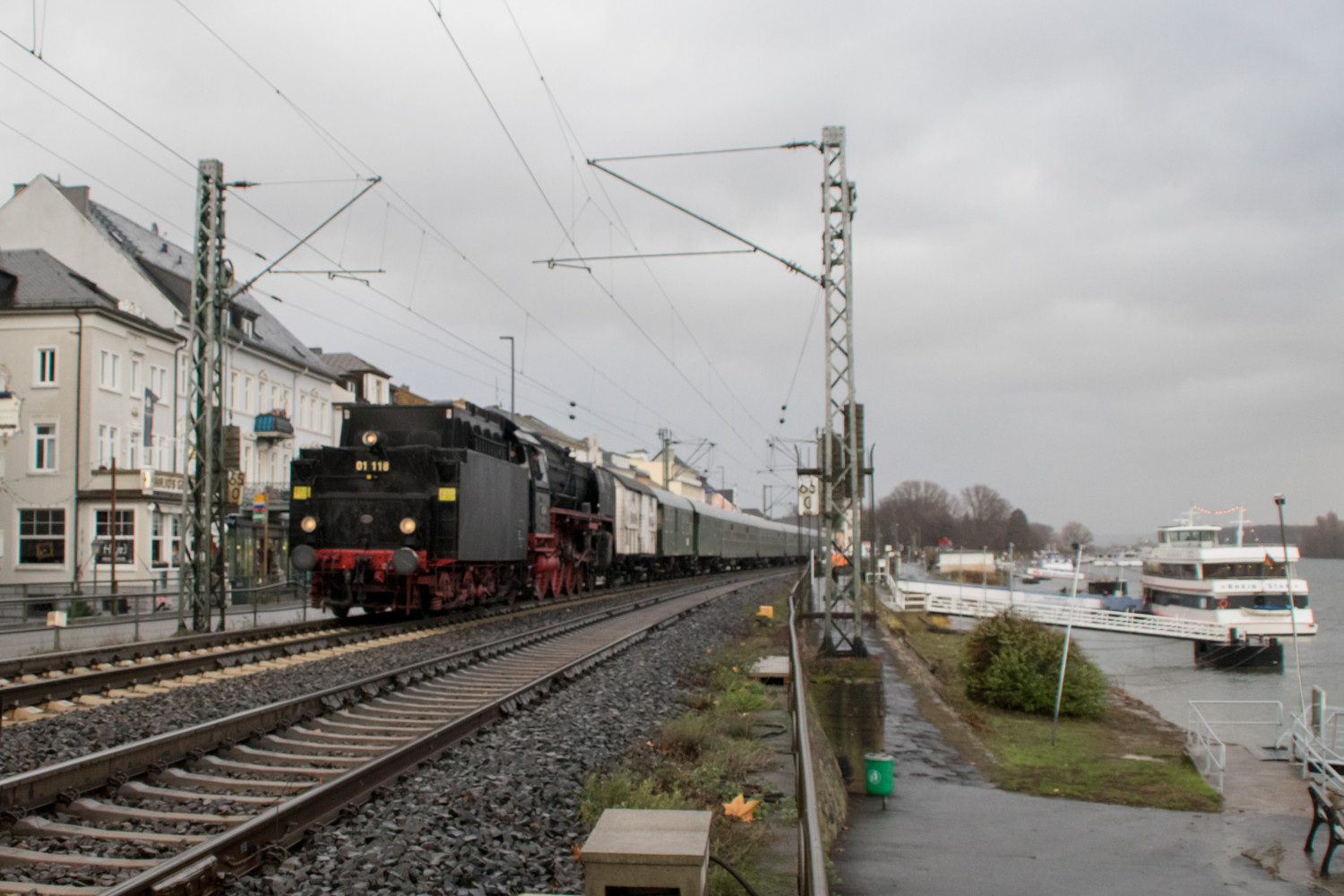 01 118 durchquert Rüdesheim auf der rechten Rheinstrecke, aufgenommen am 09.12.2018.