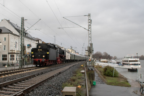 01 118 durchquert Rüdesheim auf der rechten Rheinstrecke, aufgenommen am 09.12.2018.