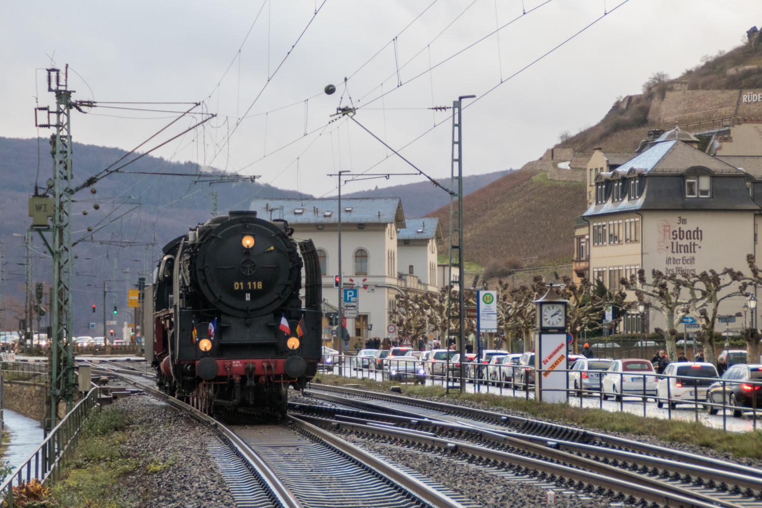 01 118 vor der alten Asbach-Brennerei in Rüdesheim auf der rechten Rheinstrecke, aufgenommen am 09.12.2018.