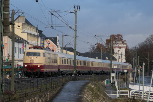 103 113 in Rüdesheim auf der rechten Rheinstrecke, aufgenommen am 09.12.2018.