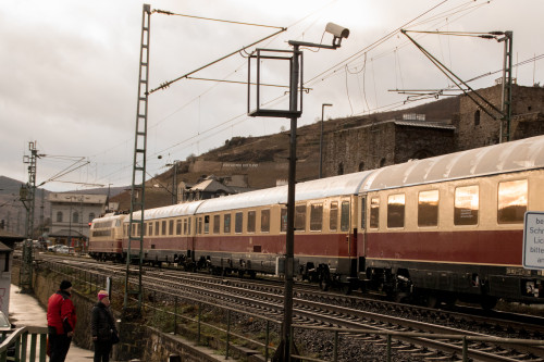 103 113 mit ihrem TEE-Sonderzug in Rüdesheim auf der rechten Rheinstrecke, aufgenommen am 09.12.2018.