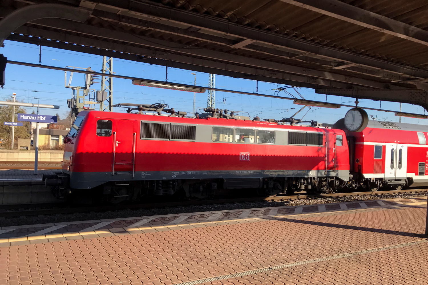 111 189 hält im Bahnhof Hanau Hbf, aufgenommen am 18.11.2018.