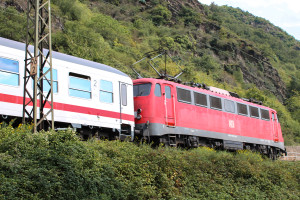 Eine Lok der Baureihe 115 zieht einen IC über die rechte Rheinstrecke in Richtung Süden, aufgenommen am 05.09.2014.