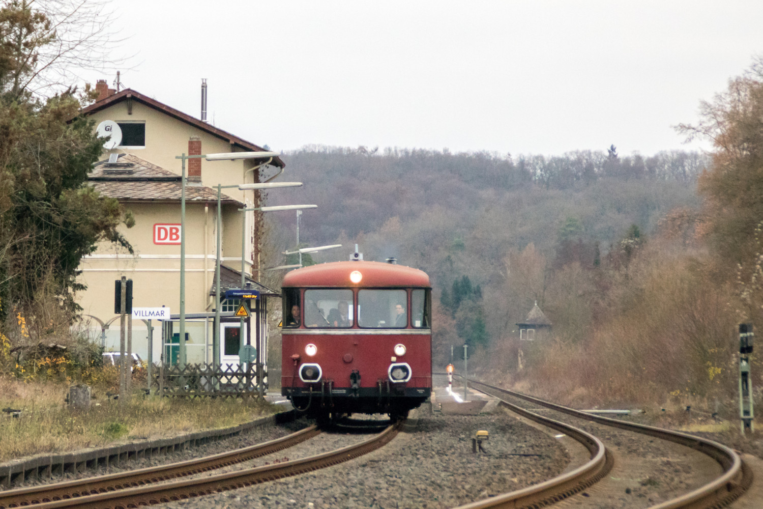 798 829 und 998 184 verlassen Villmar auf der Lahntalbahn, aufgenommen am 15.12.2018.