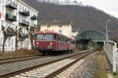 798 829 und 998 184 in Bad Ems auf der Lahntalbahn, aufgenommen am 15.12.2018.