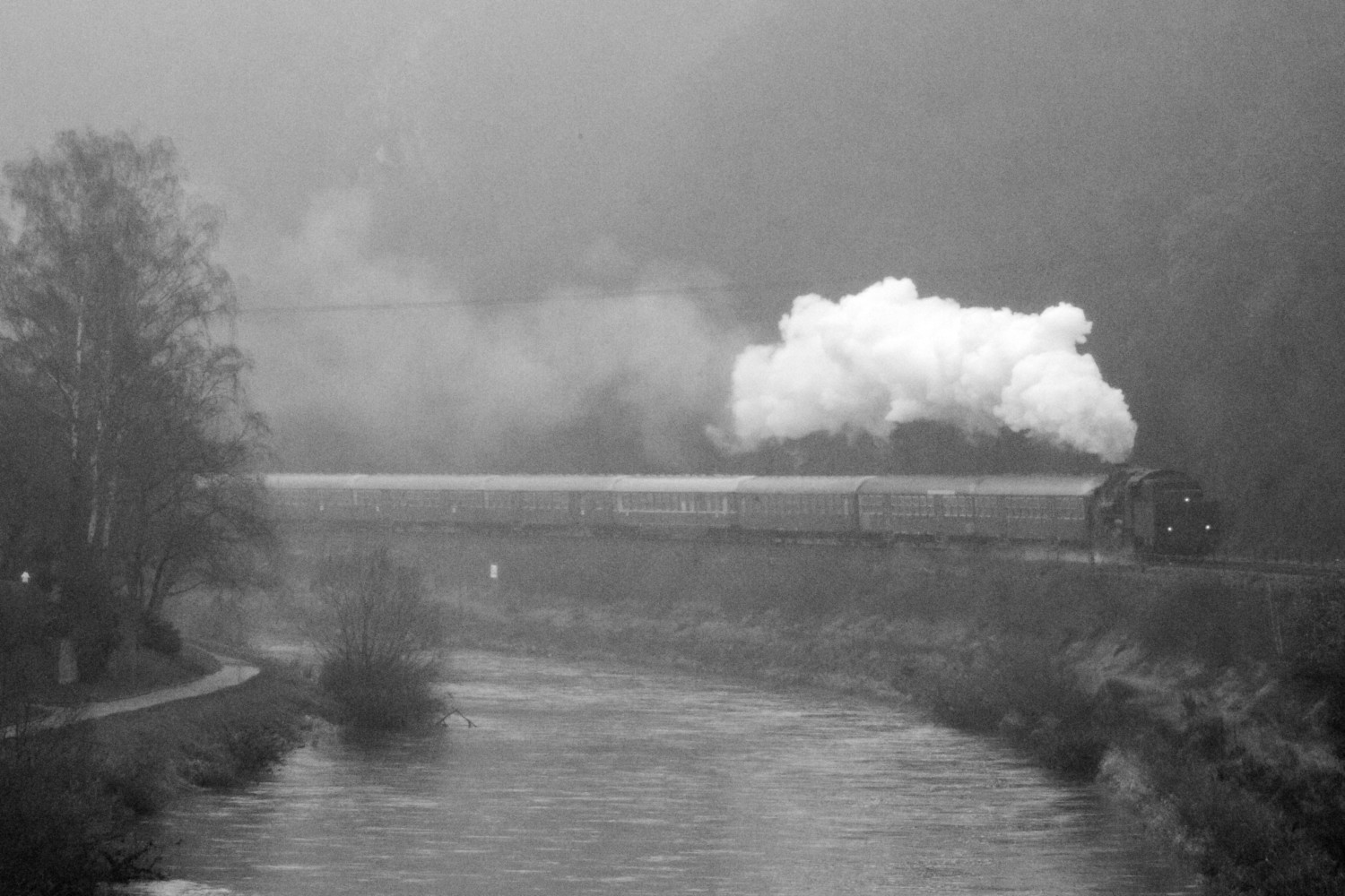 58 311 zieht ihren Sonderzug durch die lange Kurve von Aumenau auf der Lahntalbahn, aufgenommen am 29.12.2018.