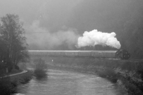 58 311 zieht ihren Sonderzug durch die lange Kurve von Aumenau auf der Lahntalbahn, aufgenommen am 29.12.2018.