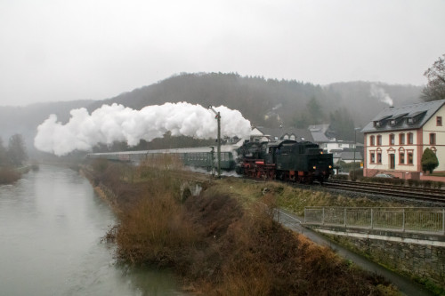 58 311 zieht ihren Sonderzug durch Aumenau auf der Lahntalbahn, aufgenommen am 29.12.2018.