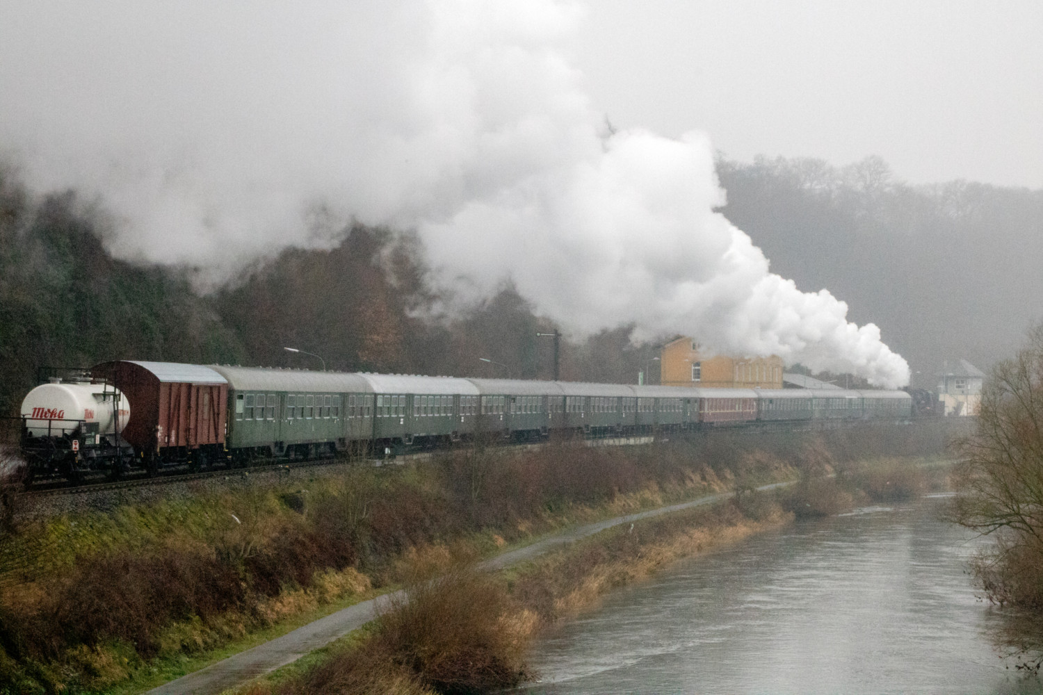 58 311 zieht ihren Sonderzug durch den Bahnhof Aumenau auf der Lahntalbahn, aufgenommen am 29.12.2018.