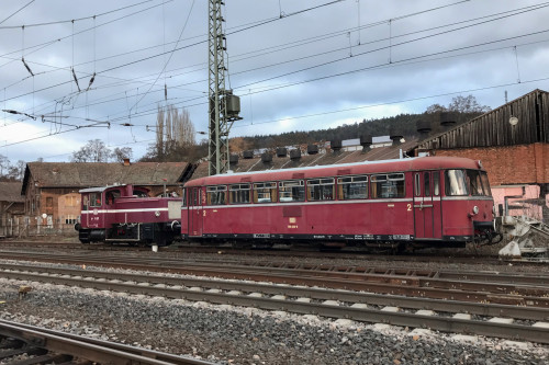 Vor dem Lokschuppen Marburg stehen 332 227 mit 798 829, aufgenommen am 10.01.2019.