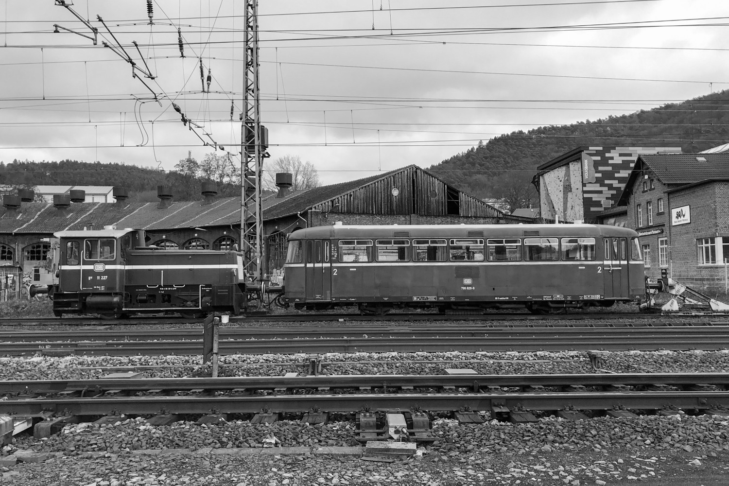 Vor dem alten Bahnbetriebswerk in Marburg steht 332 227 mit 798 829, aufgenommen am 10.01.2019.