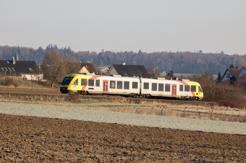 Ein LINT der HLB erklimmt die Steigung bei Wehrheim auf der Taunusbahn, aufgenommen am 20.01.2018.