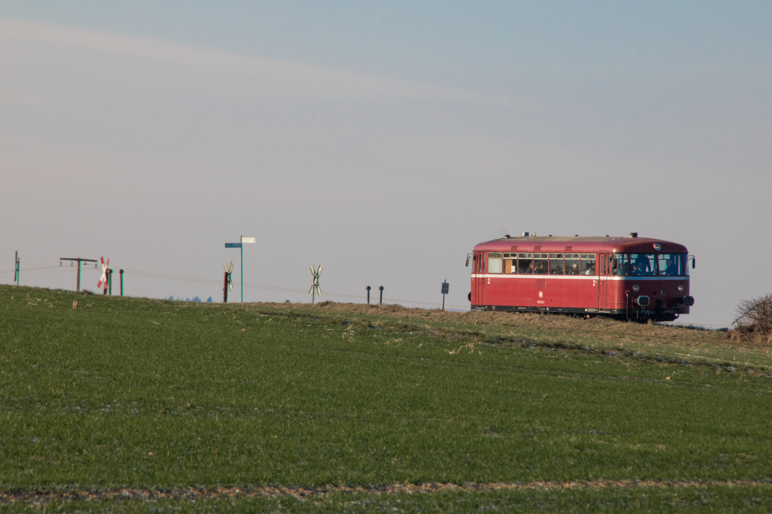 798 752 an einem Bahnübergang bei Hundstadt auf der Taunusbahn, aufgenommen am 20.01.2019.