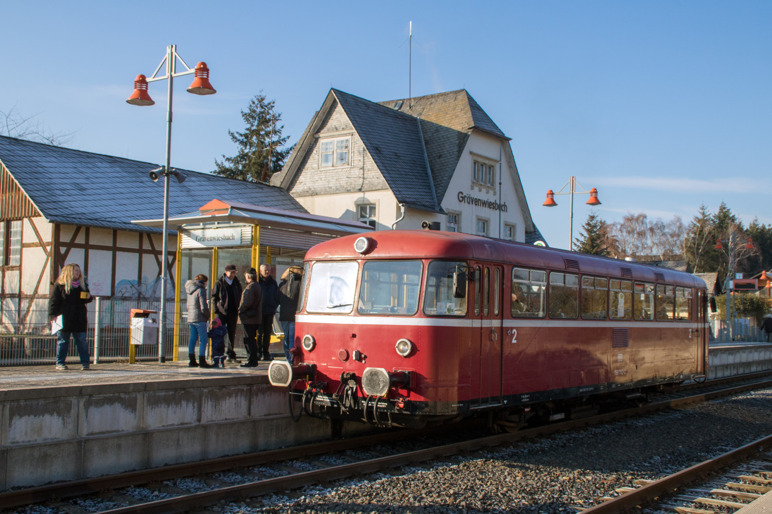 798 752 vor dem Bahnhofsgebäude in Grävenwiesbach auf der Taunusbahn, aufgenommen am 20.01.2019.