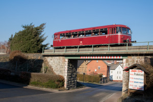 798 752 auf einer Brücke in Brandoberndorf auf der Taunusbahn, aufgenommen am 20.01.2019.