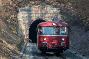 798 752 verlässt den Hasselborner Tunnel auf der Taunusbahn, aufgenommen am 20.01.2019.