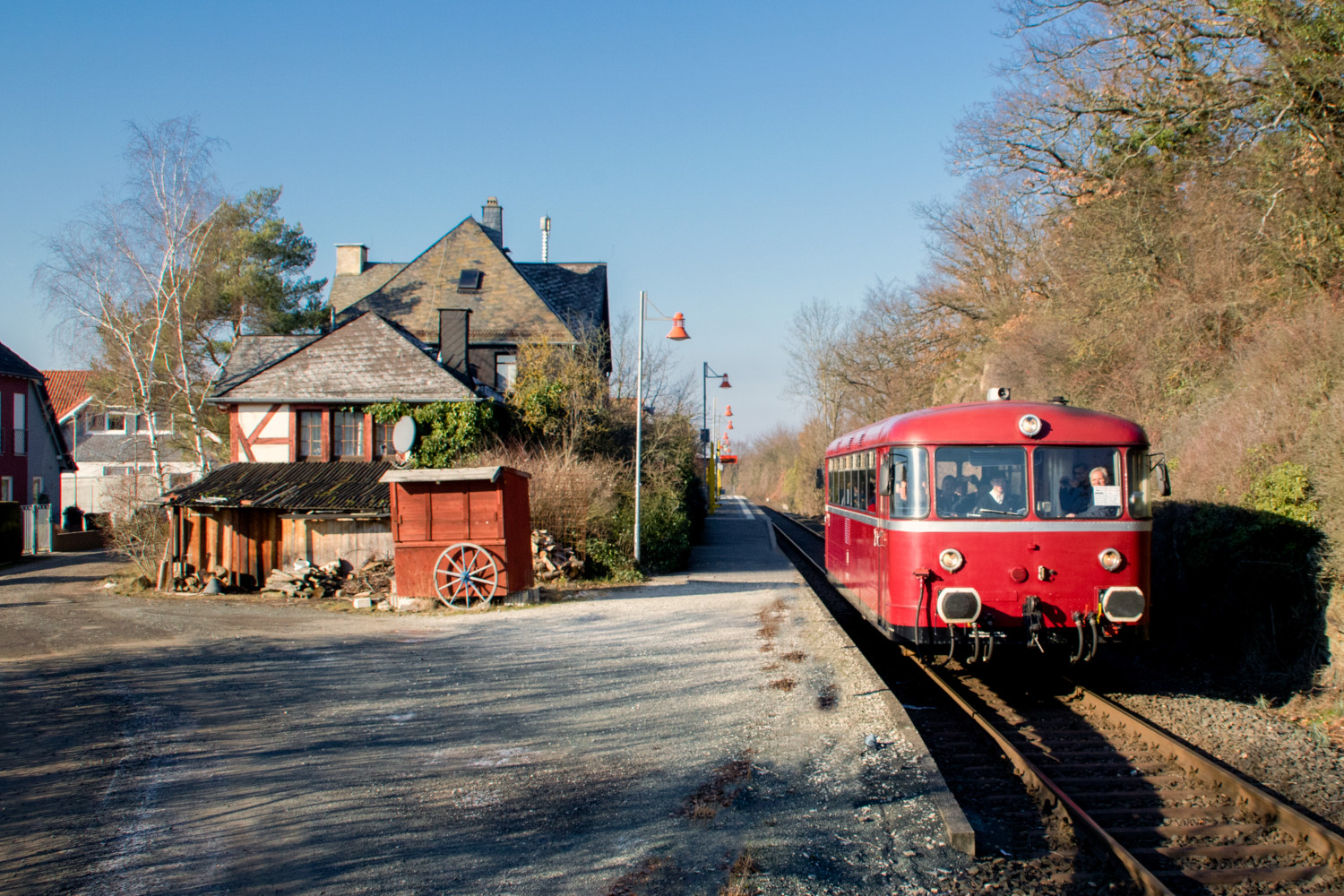 798 752 vor dem Bahnhofsgebäude in Hundstadt auf der Taunusbahn, aufgenommen am 20.01.2019.