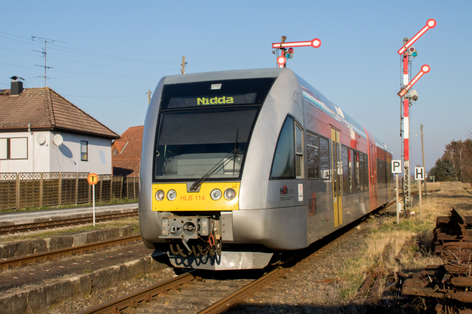 Ein GTW der HLB fährt aus dem Bahnhof Beienheim auf der Horlofftalbahn aus, aufgenommen am 20.01.2019.